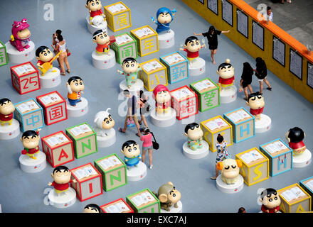 Shenyang. 11 Luglio, 2015. I cittadini di visitare una mostra nel XXV anniversario del manga giapponese serie Crayon Shin-chan a Shenyang, a nord-est della Cina di Provincia di Liaoning Luglio 11, 2015. Decine di manga e versione teatrale di Crayon Shin-chan e relative figure venivano visualizzati sulla mostra che ha aperto al pubblico il sabato. © Xinhua/Alamy Live News Foto Stock