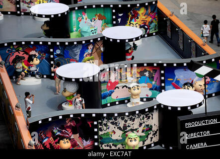 Shenyang. 11 Luglio, 2015. I cittadini di visitare una mostra nel XXV anniversario del manga giapponese serie Crayon Shin-chan a Shenyang, a nord-est della Cina di Provincia di Liaoning Luglio 11, 2015. Decine di manga e versione teatrale di Crayon Shin-chan e relative figure venivano visualizzati sulla mostra che ha aperto al pubblico il sabato. © Xinhua/Alamy Live News Foto Stock