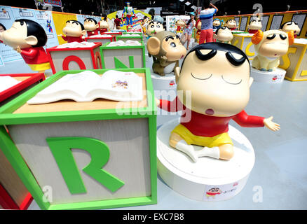 Shenyang. 11 Luglio, 2015. I cittadini di visitare una mostra nel XXV anniversario del manga giapponese serie Crayon Shin-chan a Shenyang, a nord-est della Cina di Provincia di Liaoning Luglio 11, 2015. Decine di manga e versione teatrale di Crayon Shin-chan e relative figure venivano visualizzati sulla mostra che ha aperto al pubblico il sabato. © Xinhua/Alamy Live News Foto Stock