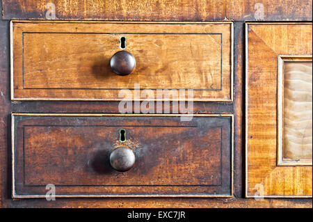 Parte di un antico forziere di cassetti in legno Foto Stock