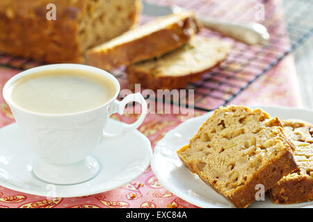 Caffè con apple ciambellone Foto Stock