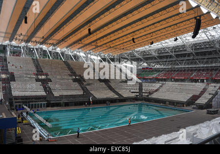 Una piscina e visualizzazione di cavalletti sono state impostate nell'Arena di Kazan a Kazan, Russia, 11 luglio 2015. Il XVI FINA World Aquatics Championships sarà trattenuto in questa posizione dal 24 luglio al 09 agosto 2015. Il multi-purpose arena servirà anche come luogo di lavoro per il 2018 della Coppa del Mondo FIFA. Foto: Marcus Brandt/dpa Foto Stock