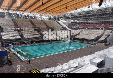 Una piscina e visualizzazione di cavalletti sono state impostate nell'Arena di Kazan a Kazan, Russia, 11 luglio 2015. Il XVI FINA World Aquatics Championships sarà trattenuto in questa posizione dal 24 luglio al 09 agosto 2015. Il multi-purpose arena servirà anche come luogo di lavoro per il 2018 della Coppa del Mondo FIFA. Foto: Marcus Brandt/dpa Foto Stock