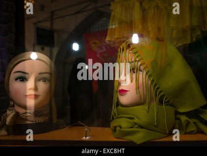 Manichini velato nel bazaar, Provincia di Isfahan, Isfahan, Iran Foto Stock