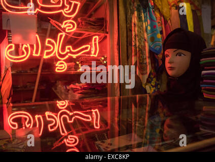 Negozio di veli con neon rosso, Provincia di Isfahan, Isfahan, Iran Foto Stock