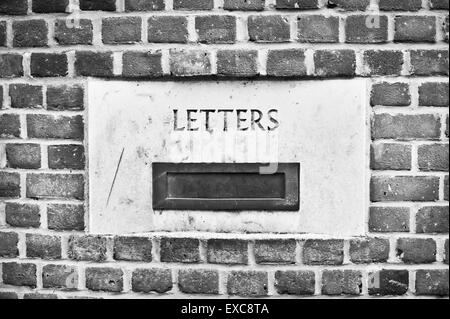 Una buca delle lettere in una parete di mattoni Foto Stock