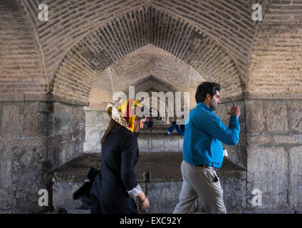 Le persone sotto il ponte Khaju Pol-e Khaju, Provincia di Isfahan, Isfahan, Iran Foto Stock