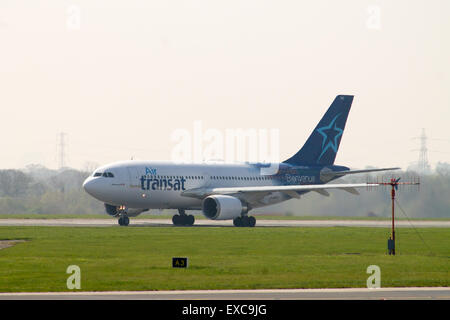 Air Transat Airbus A310 uscire dall'Aeroporto Internazionale di Manchester. Foto Stock