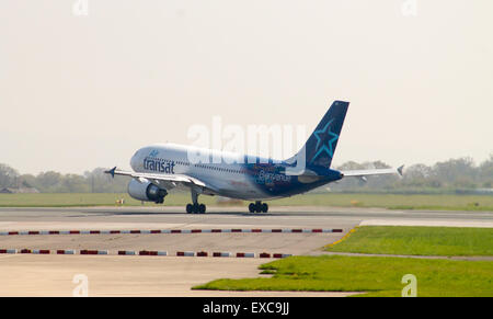 Air Transat Airbus A310 uscire dall'Aeroporto Internazionale di Manchester. Foto Stock