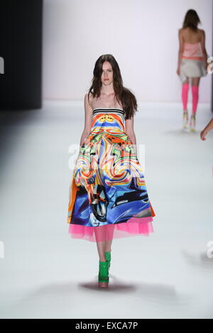 Berlino, Germania. 10 Luglio, 2015. Mercedes-Benz della settimana della moda primavera o estate 2016 a Berlino. Un modello presenta la raccolta di Fydor Golan. © Simone Kuhlmey/Pacific Press/Alamy Live News Foto Stock