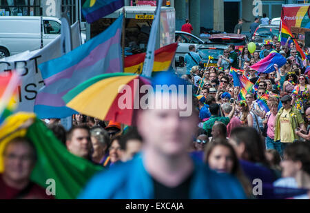 Bristol, Regno Unito. 11 Luglio, 2015. Orgoglio Bristol-This anno era unita da membri dell'LGSM (lesbiche e gay supportano i minatori) per condurre la parata. La loro storia di ispirazione è apparso nel film orgoglio parata è stata anche la possibilità di essere un faro per i molti che non può essere nei loro paesi, per i 77 paesi che vietare l' omosessualità e offrono lunghe pene detentive per i dieci paesi dove l' omosessualità può essere punito con la morte e a tutti quelli in cui le persone sono state costrette al suicidio da bullismo o intrappolamento - purtroppo alcuni di questi sono i paesi dell'UE. Credito: Chandra Prasad/Alamy Li Foto Stock