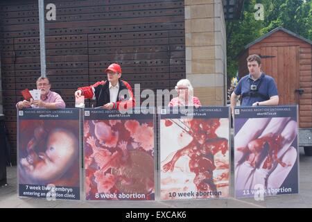 Manchester REGNO UNITO 11 luglio 2015 Quattro membri di interrompere67 stand al di fuori di Piccadilly Gardens dando dei volantini che mostra il motivo per cui l'aborto non dovrebbe essere consentito. Protesta Anti-Abortion Manchester UK Credit: Giovanni friggitrice/Alamy Live News Foto Stock