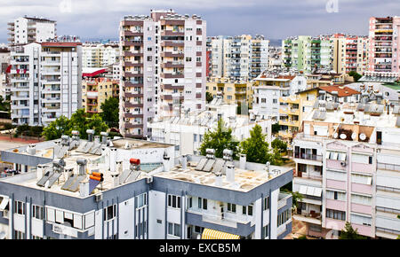 Edifici di appartamenti in un giorno di tempesta in Antalya, Turchia, maggio 2015. Foto Stock