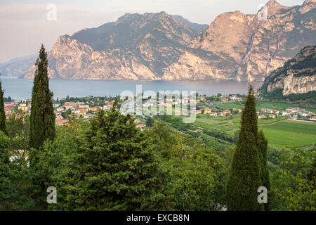 Vista sul villaggio di Torbole sul lago di Garda Foto Stock