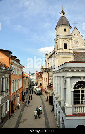 La Chiesa di Santa Teresa e via Ausros Vartu visto dalla porta di Alba a Vilnius. Foto Stock