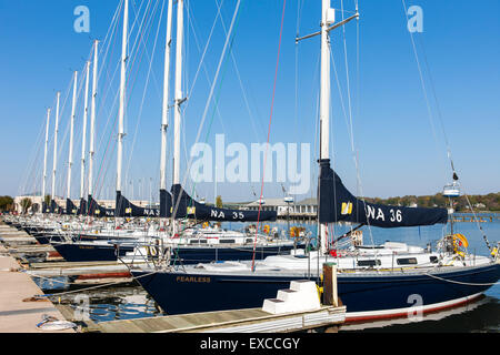 US Navy 44 piedi vela imbarcazioni di formazione (Marina 44s) ancorato nel bacino di Santee presso la US Naval Academy in Annapolis, Maryland. Foto Stock