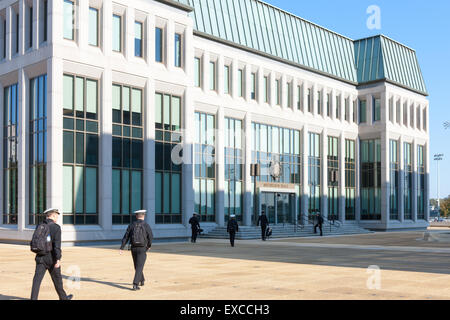 Aspiranti guardiamarina a piedi alla classe in Michelson Hall presso la US Naval Academy in Annapolis, Maryland. Foto Stock