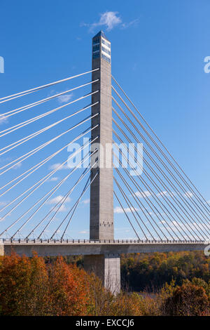 Il nuovo Penobscot Narrows Bridge e osservatorio, attraversa il fiume Penobscot da Verona isola alla prospettiva, Maine. Foto Stock