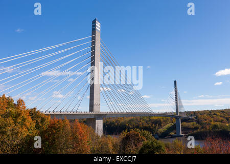 Il nuovo Penobscot Narrows Bridge, attraversa il fiume Penobscot da Verona isola alla prospettiva, Maine. Foto Stock