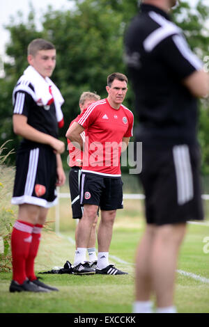 Ex Barnsley FC player e Sheffield Regno coach Chris Morgan (centro). Immagine: Scott Bairstow/Alamy Foto Stock