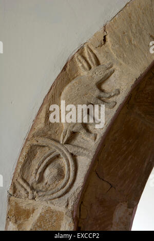 Norman chancel arch dettaglio di maiale, la chiesa di San Lorenzo, Barton-sul-l'Heath, Warwickshire, Inghilterra, Regno Unito Foto Stock