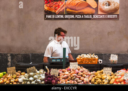 L'uomo vendita di verdura alla strada del mercato di Catania, Sicilia, Italia Foto Stock