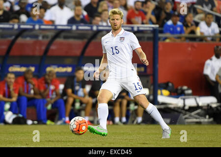 Foxborough, Massachusetts, STATI UNITI D'AMERICA. 10 Luglio, 2015. Stati Uniti defender Tim risma (15) in azione di gioco durante la CONCACAF Gold Cup group stage match tra Stati Uniti e Haiti tenutasi a Gillette Stadium, Foxborough in Massachusetts. Stati Uniti d'America sconfisse Haiti 1-0. Eric Canha/CSM/Alamy Live News Foto Stock