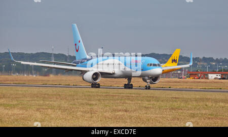 Thomson Airways Boeing 757 G-OOBD decollo dall aeroporto London-Luton LTN Foto Stock