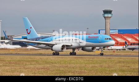 Thomson Airways Boeing 757 G-OOBD decollo dall aeroporto London-Luton LTN Foto Stock