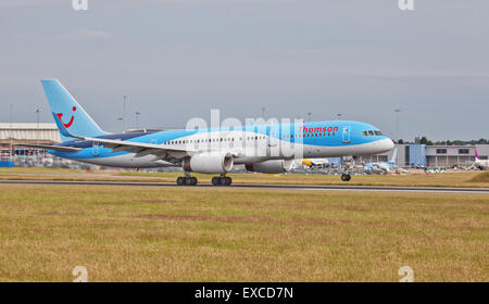 Thomson Airways Boeing 757 G-OOBD decollo dall aeroporto London-Luton LTN Foto Stock