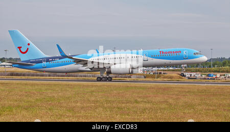 Thomson Airways Boeing 757 G-OOBD decollo dall aeroporto London-Luton LTN Foto Stock