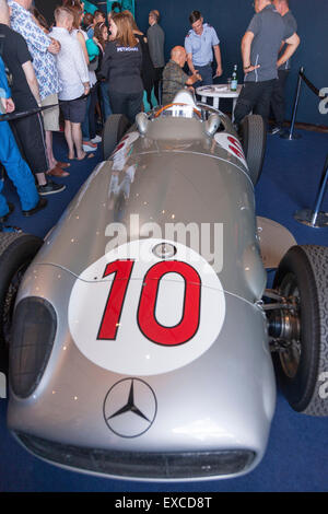 Sywell, Northampton, Regno Unito. 11 Luglio, 2015. Mercedes e per il divertimento di tutta la famiglia Giorno, Sir Stirling Moss firma autografi dietro il leggendario W196 Mercedes che ha guidato. Nella stagione 1955, il Brit ha cominciato fuori per Mercedes-Benz, scaffalatura fino vince in Mercedes-Benz W 196 R in Formula 1. Credito: Keith J Smith./Alamy Live News Foto Stock