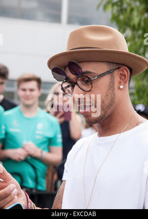 Sywell, Northampton, Regno Unito. 11 Luglio, 2015. Mercedes e per il divertimento di tutta la famiglia Giorno, pilota di F1 Lewis Hamilton firma autografi e avente le foto scattate con i membri della famiglia di Mercedes i datori di lavoro. Credito: Keith J Smith./Alamy Live News Foto Stock