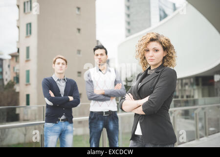 Multirazziale business persone che lavorano all'aperto in città collegata con dispositivi tecnologici Foto Stock