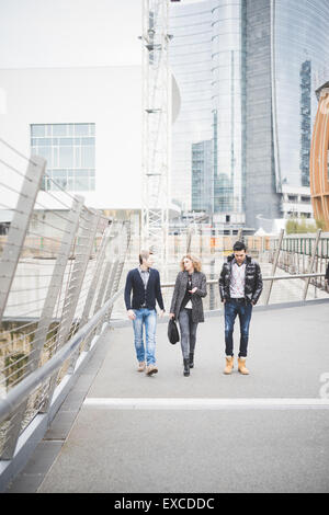 Multirazziale business persone che lavorano all'aperto in città collegata con dispositivi tecnologici Foto Stock