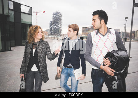 Multirazziale business persone che lavorano all'aperto in città collegata con dispositivi tecnologici Foto Stock