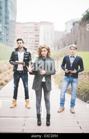 Multirazziale business persone che lavorano all'aperto in città collegata con dispositivi tecnologici Foto Stock