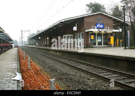 Tranquilla stazione ferroviaria nella città di Nunspeet Central Holland Gelderland Paesi Bassi NL 2014 Foto Stock