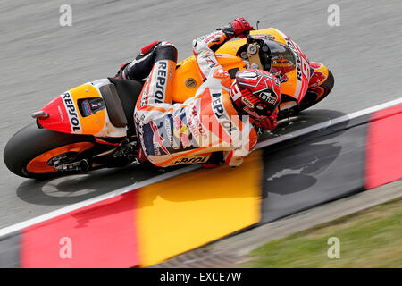 Hohenstein-ernstthal, Germania. 11 Luglio, 2015. Lo spagnolo Moto GP rider Marc Marquez del Repsol Honda Team in azione durante la qualifica al Sachsenring circuito automobilistico di Hohenstein-ernstthal, Germania, 11 luglio 2015. Il Gran Premio di motociclismo di Germania sarà trattenuto in questa posizione il 12 luglio. Foto: JAN WOITAS/dpa/Alamy Live News Foto Stock