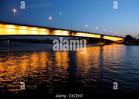 Branko's bridge a Belgrado nella notte. Foto Stock