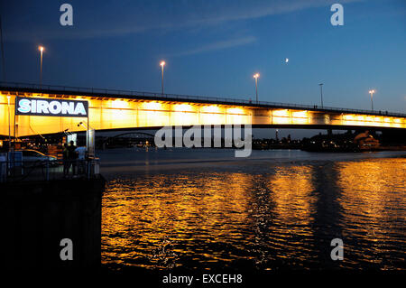 Branko's bridge a Belgrado nella notte. Foto Stock