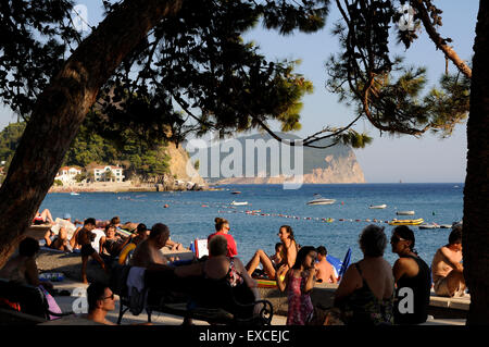 La gente di relax presso la spiaggia di Petrovac in Montenegro. Foto Stock
