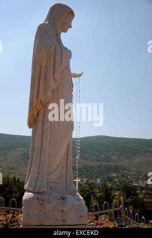 La statua della Vergine Maria a Podbrdo, luogo di apparizione a Medjugorje. Foto Stock
