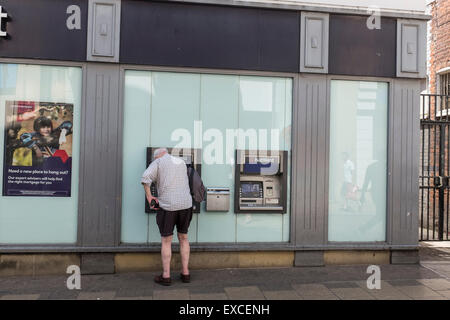 L'uomo ritirare contanti da ATM della città di Cambridge Cambridgeshire England Regno Unito Foto Stock