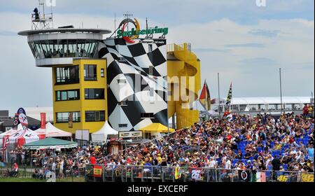 Hohenstein-ernstthal, Germania. 11 Luglio, 2015. Spettatori guarda la qualifica al Sachsenring circuito automobilistico di Hohenstein-ernstthal, Germania, 11 luglio 2015. Il Gran Premio di motociclismo di Germania sarà trattenuto in questa posizione il 12 luglio. Foto: Nicole Becker/dpa/Alamy Live News Foto Stock