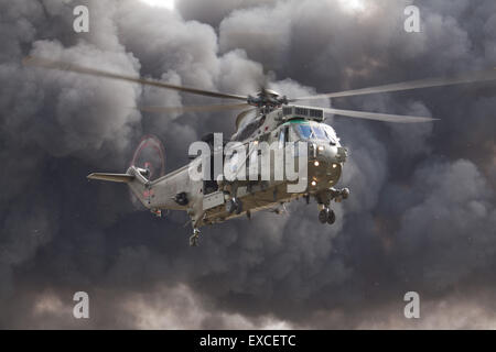 Yeovilton International Air giorno, Ilchester, Somerset, Regno Unito. 11 Luglio, 2015. Uno della Royal Navy Seaking H C Mk 4 da 848 NAS del commando elicottero forza che ha preso in quanto viene ad essere l'aspetto finale a Yeovilton International Air giorno, del venerato elicottero che è stato in servizio dal 1979. Il re del mare H C Mk 4 Elicottero anfibio è in fase di ritiro in aprile 2016 quando esso sarà sostituito da Agusta Westland Merlin H C MK 4 Credito: David Billinge/Alamy Live News Foto Stock