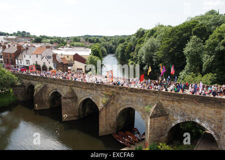 Durham, Regno Unito. 11 Luglio, 2015. I minatori di Durham Gala attraversando il vecchio ponte Elvet. Foto Stock