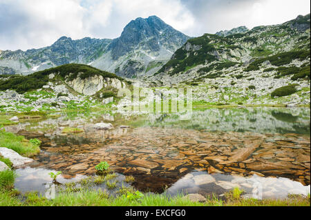 Lago di montagna nella Retezat, Romania, Europa Foto Stock