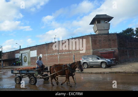 Santa Cruz, in Bolivia. 09 Luglio, 2015. Una carrozza a cavallo passa il cancello al famigerato carcere di Palmasola a Santa Cruz, in Bolivia, 09 luglio 2015. Foto: Georg Ismar/dpa/Alamy Live News Foto Stock