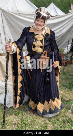 Tewkesbury, nel Gloucestershire, UK 11 luglio 2015. Tewkesbury Festival medievale. La donna re-enactor Credito: Ian Thwaites/Alamy Live News Foto Stock